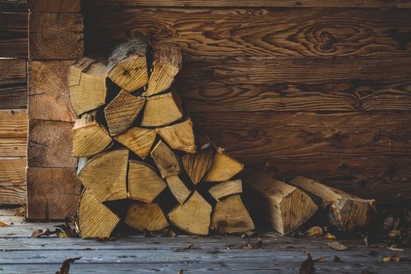 Fixa ved till jaktstugan